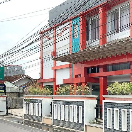 Urbanview Hotel Niraz Syariah Banjarmasin By Reddoorz Sungai Lutus Buitenkant foto